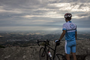 Radfahrer bewundert die Aussicht auf San Marino