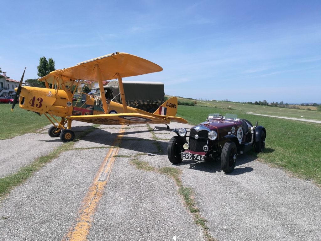 il Tiger e la Riley del '36 si sfidano sulla pista di Torraccia